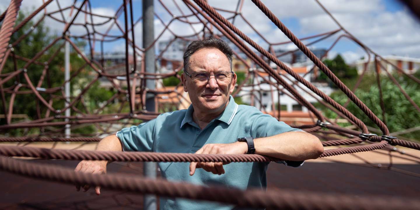 O medo de José Estevez é o medo da figura do diabo. Por isso, recorria constantemente aos rituais: apertar e desapertar os sapatos, o cinto das calças, os botões da camisa, ligar e desligar o carro vezes sem conta
