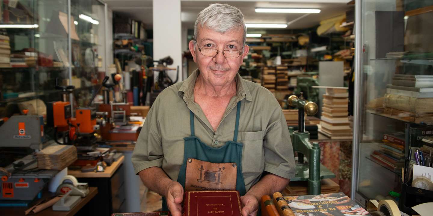“O meu 'tempo livre' é aqui. Nem vejo a hora passar”, diz o encadernador