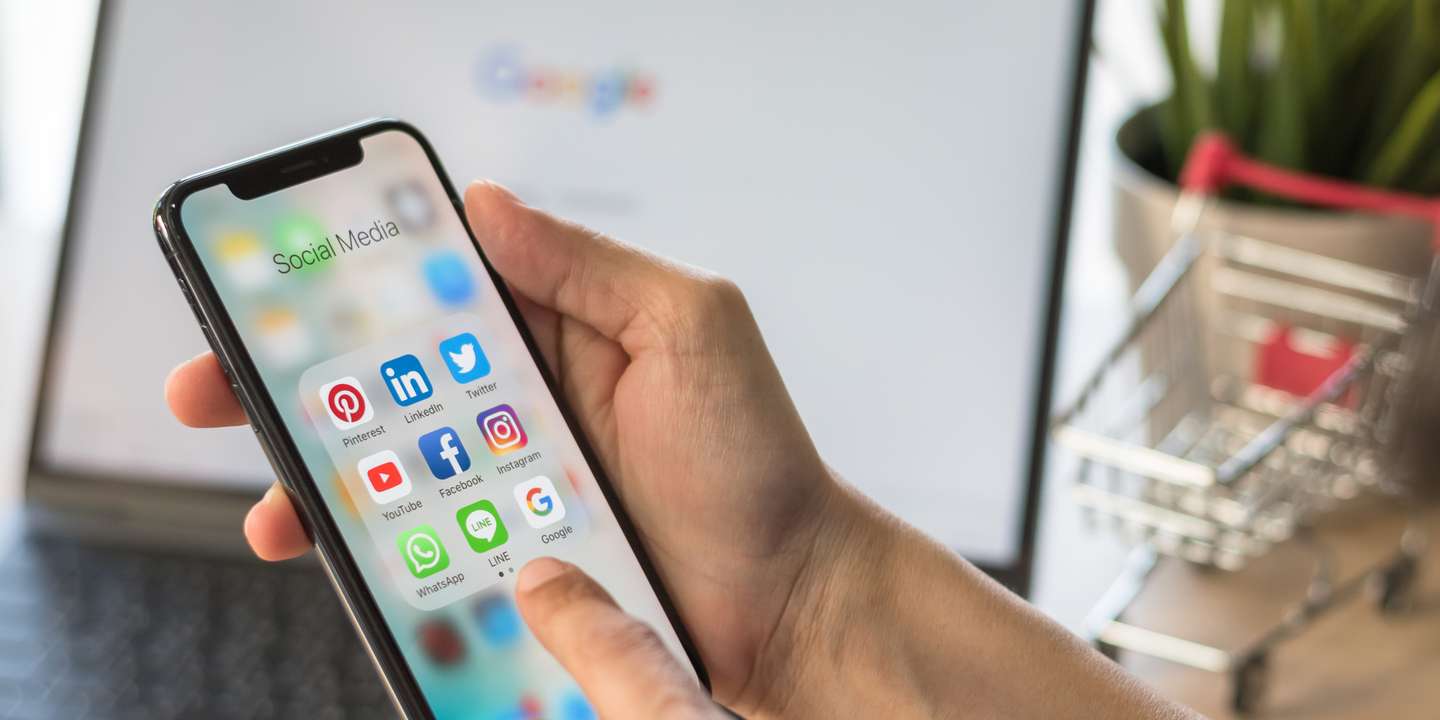 Social media app for digital marketing e-commerce on smartphone  mobile online applicatiion via multi-channel, cross-channel internet technology