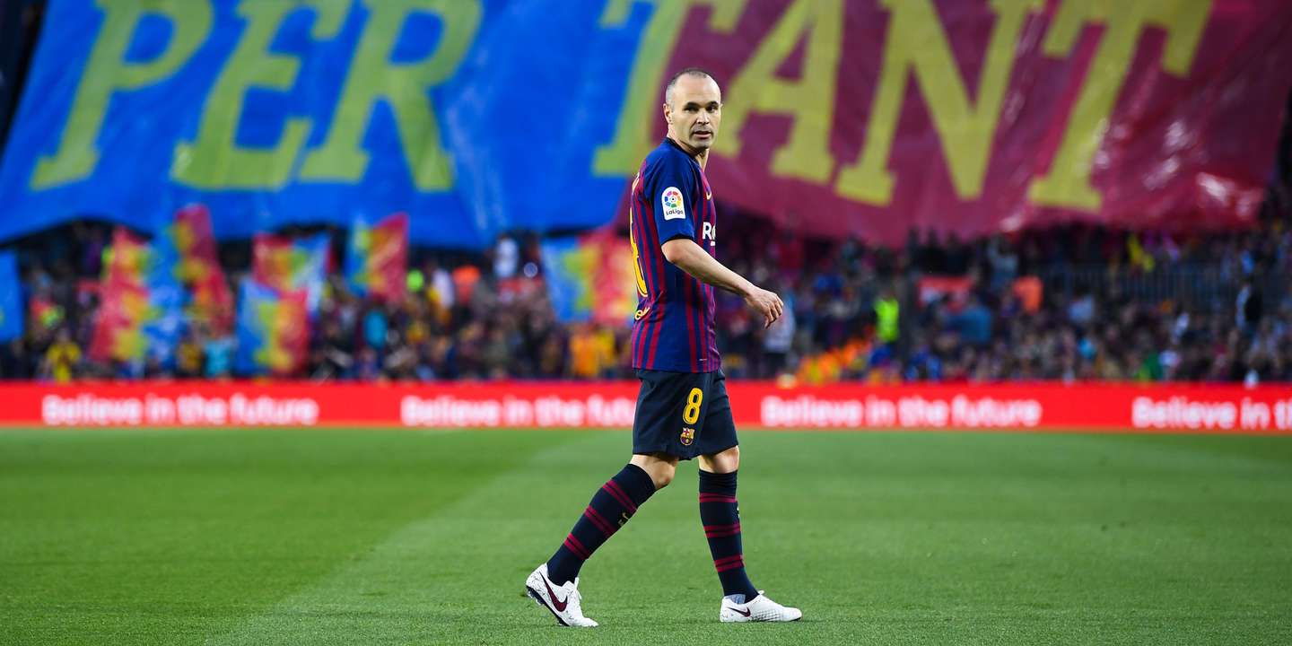 Médio deixou o Barcelona em 2018 e jogou no Japão e nos EAU nos últimos anos