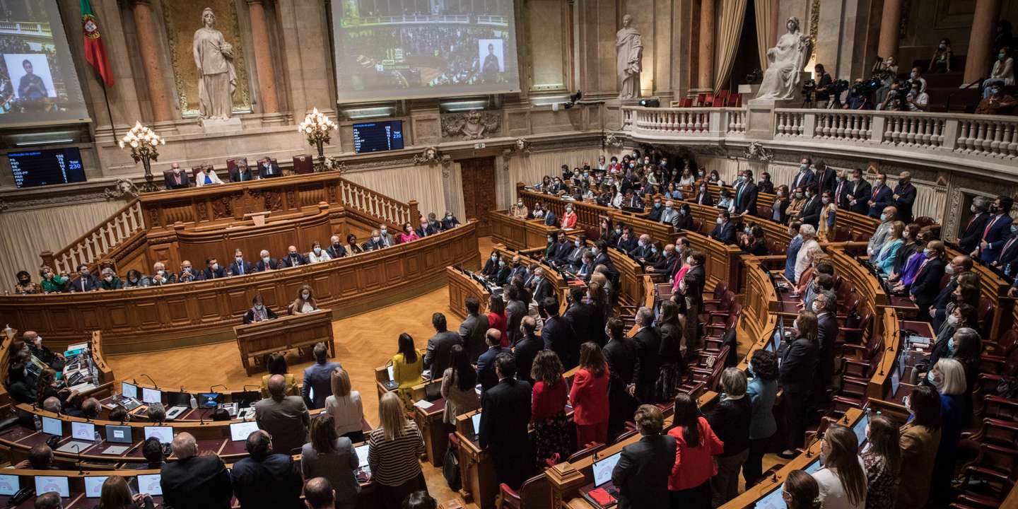 Parlamento: Debate e votação na generalidade ao Orçamento do Estado para 2022, na Assembleia da República. Bloco de Esquerda e PCP votarão contra o orçamento o que provocará a queda do Governo de António Costa e eleições antecipadas. Momento em que a direita e a esquerda chumba o orçamento do Estado do Governo. Apenas PS votou a favor. Lisboa, 27 de outubro de 2021. JOÃO PORFÍRIO/OBSERVADOR