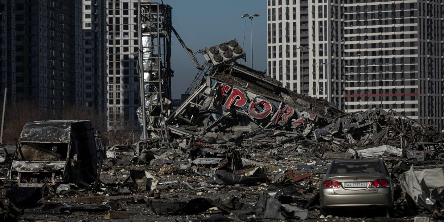 Reportagem num centro comercial que foi bombardeado a poucos quilómetros do centro da cidade que é capital da Ucrânia. Estão confirmados oito mortos. A Rússia, a mando do seu presidente, Vladimir Putin, invadiu a Ucrânia no passado dia 24 de fevereiro de 2022. Kiev, Kyiv, Ucrânia, 21 de março de 2022. JOÃO PORFÍRIO/OBSERVADOR