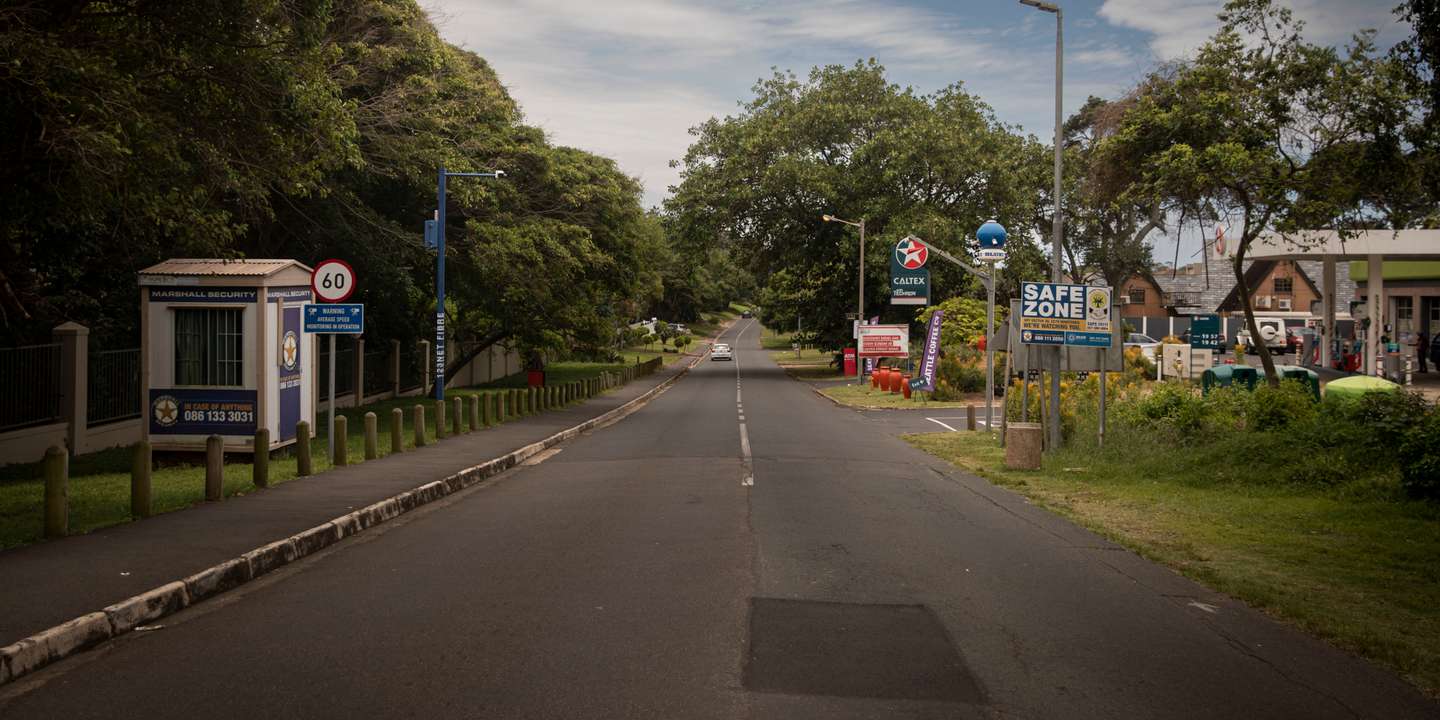 Reportagem sobre o bairro onde João Rendeiro viveu nos últimos dias antes de ser detido pelas autoridades sul-africanas. O ex-banqueiro João Rendeiro foi preso no dia 11 de dezembro, num hotel em Durban, na província sul-africana do KwaZulu-Natal, numa operação que resultou da cooperação entre as polícias portuguesa, angolana e sul-africana. Durban, África do Sul, 19 de dezembro de 2021. JOÃO PORFÍRIO/OBSERVADOR