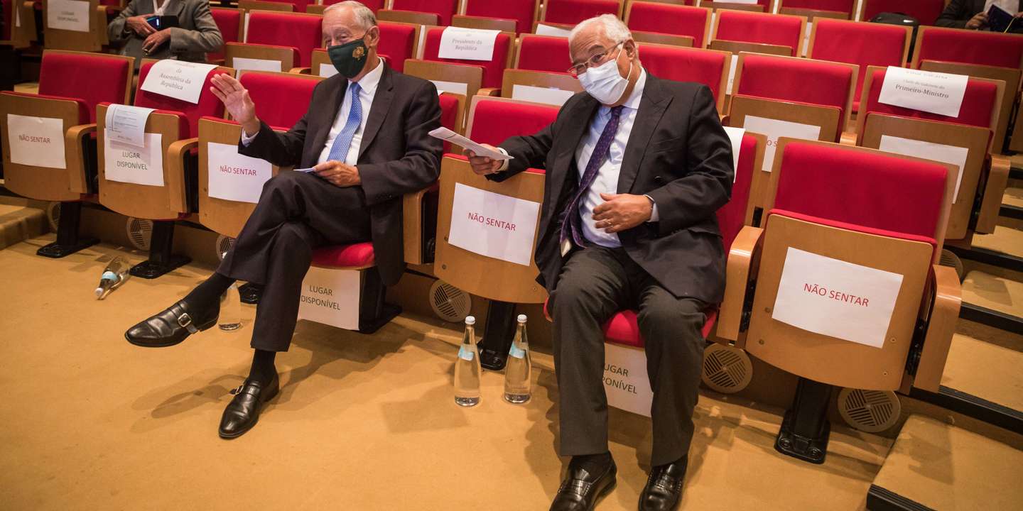O Presidente da República, Marcelo Rebelo de Sousa conversa com primeiro-ministro, António Costa na sessão sobre a evolução da Covid-19 em Portugal no Infarmed, Lisboa, 19 de novembro de 2021. JOÃO PORFÍRIO/OBSERVADOR