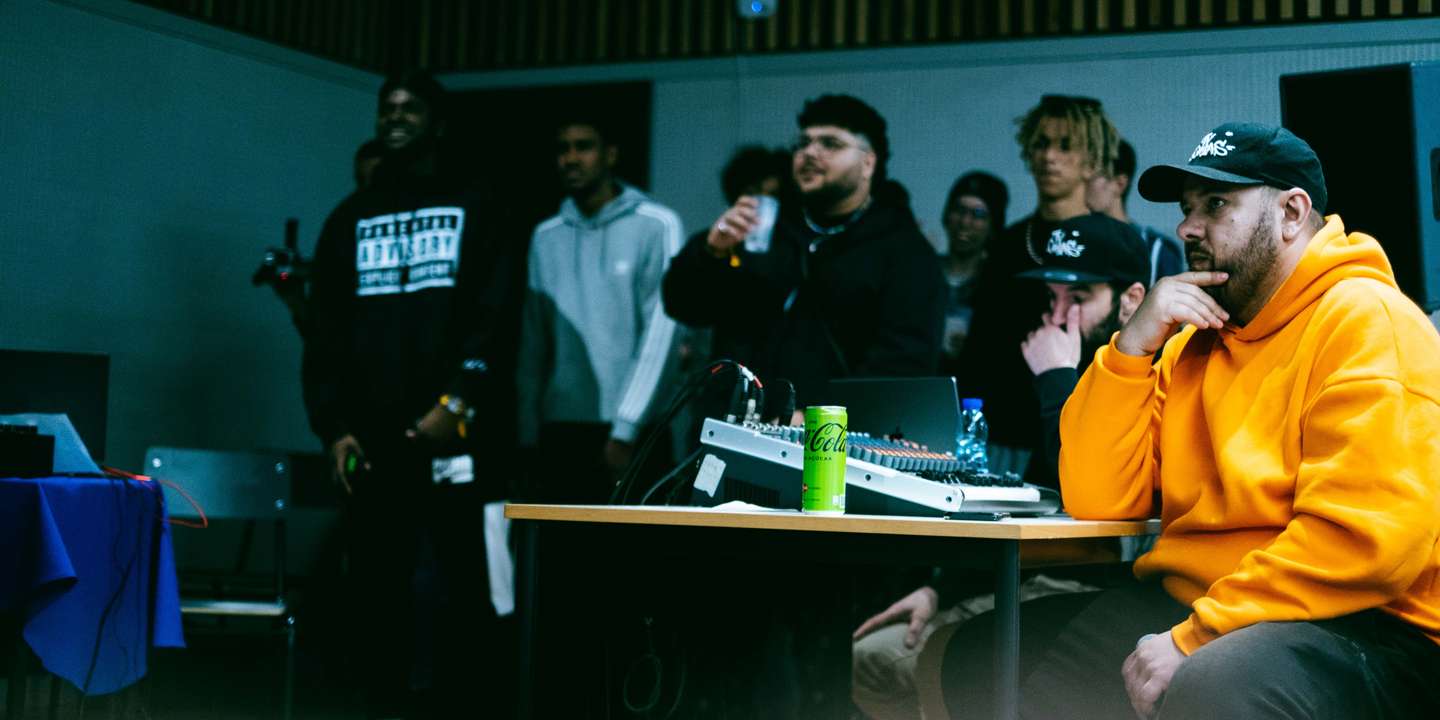 Sam The Kid e Vasco Ferreira (à frente) orientaram jovens MCs dos Açores: Cafaia, Dusk, itzjotap, Joana Pacheco, kyasutā, Lil kyra, Madruga, NicTobu, NTK, Oestrela, Outsidah, Valério, Joya Black e Bensky (atrás)