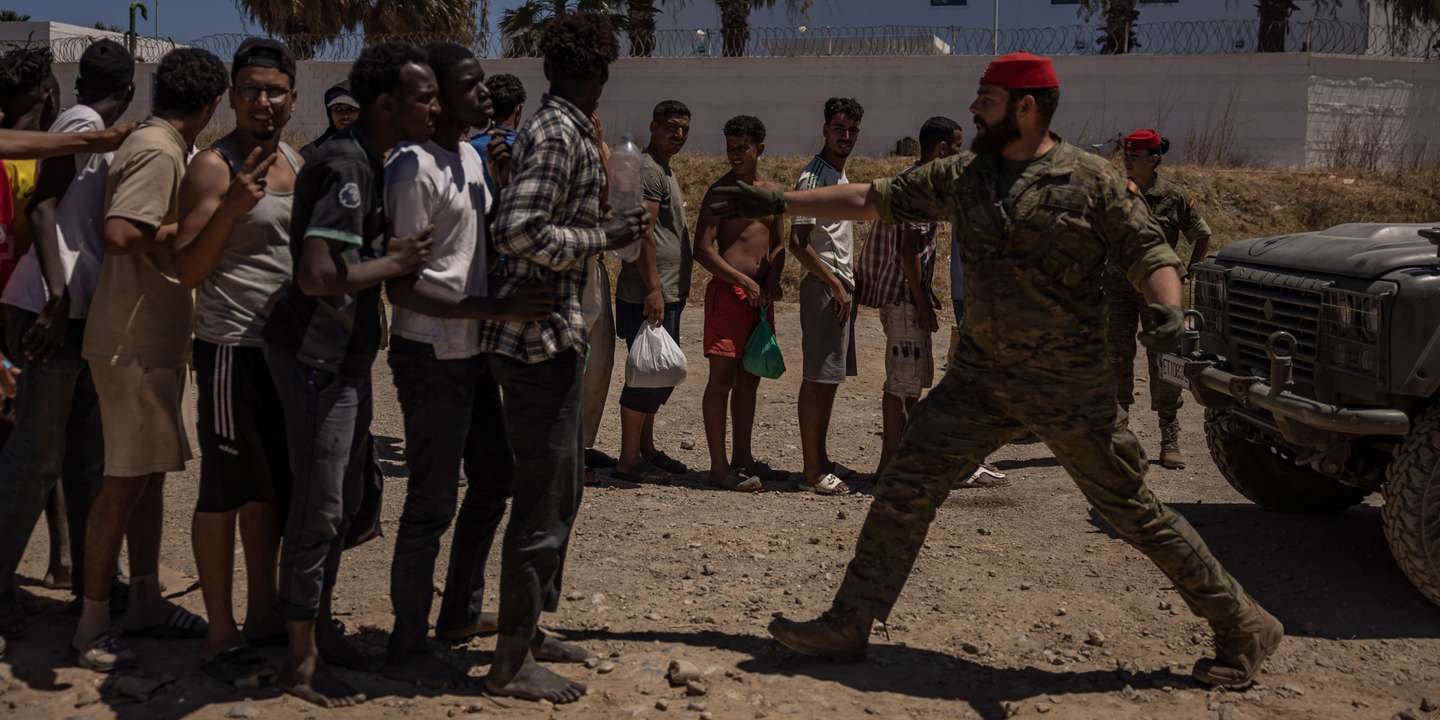 Imigrantes na chegada a Ceuta são parados por um polícia marroquino