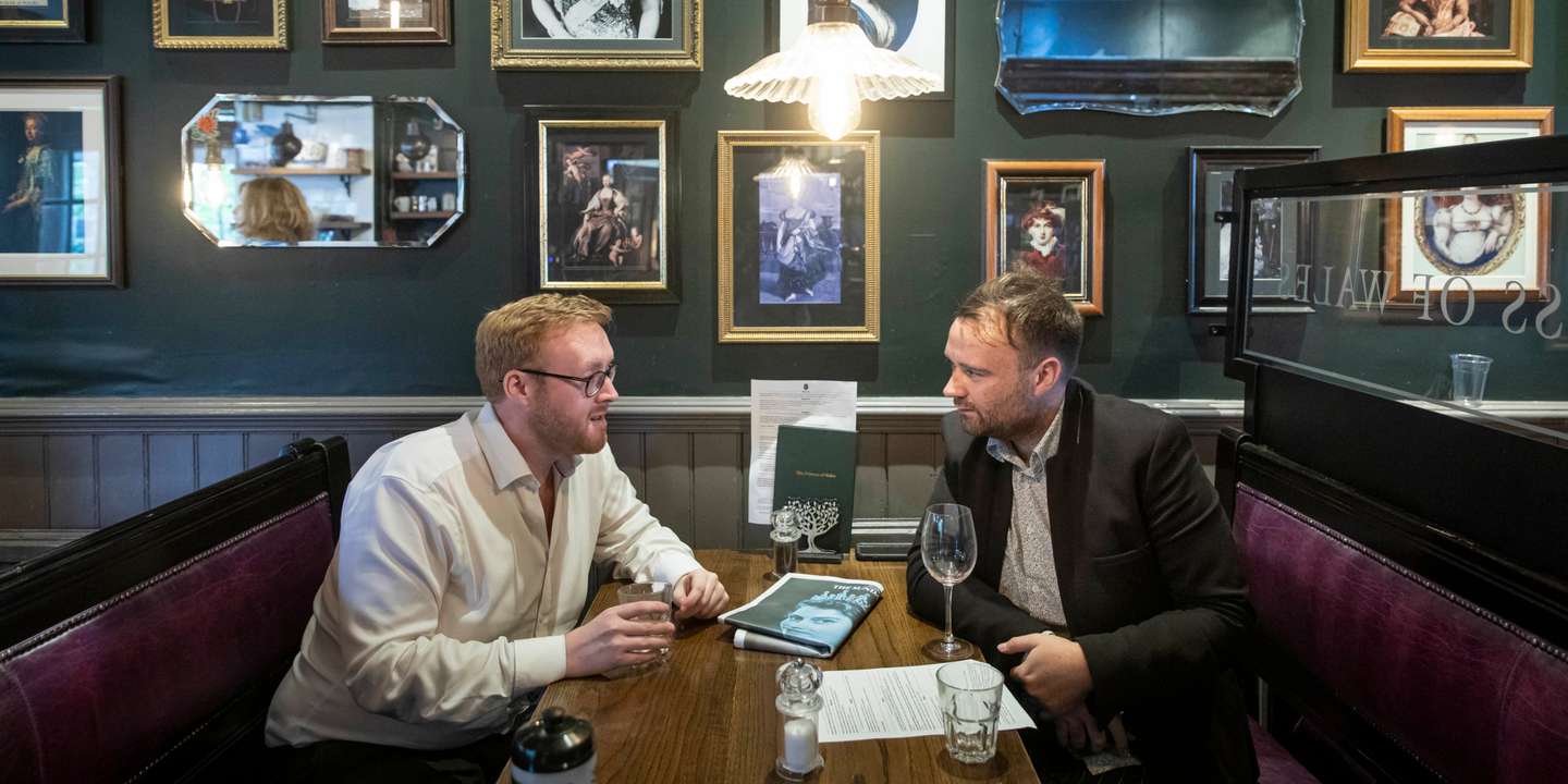 Os amigos Mark O'Brien e Nathan Jones no pub "Princess of Wales" em Greenwich