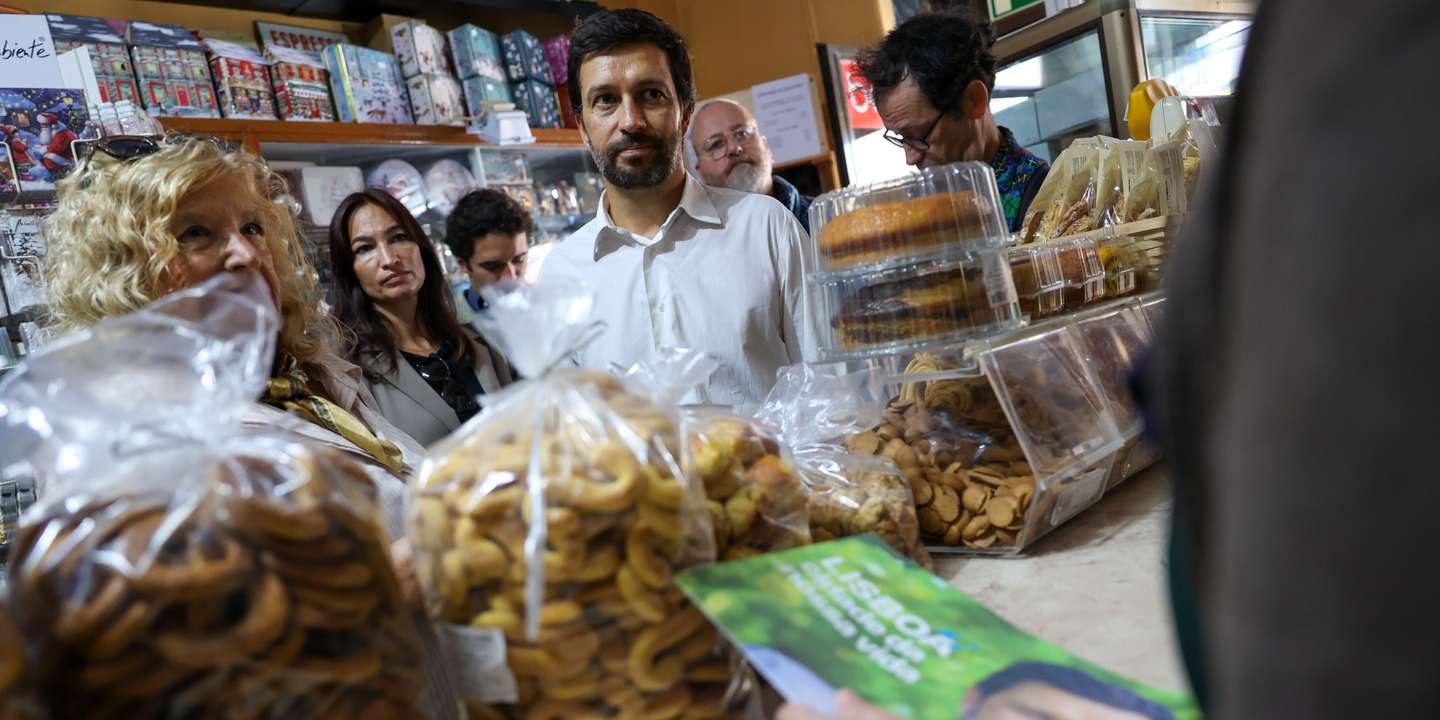 João Ferreira a contactar comerciantes na campanha eleitoral em São Domingos de Benfica