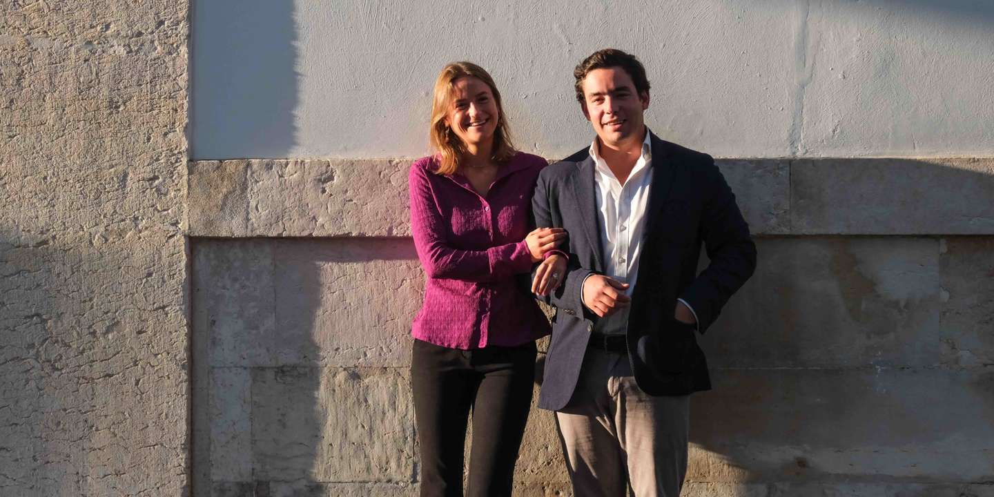 A infanta Maria Francisca, duquesa de Coimbra, com o noivo, Duarte de Sousa Araújo Martins fotografados no Chiado, em Lisboa