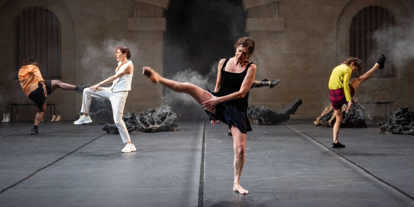 "Black Lights", espetáculo da francesa Mathilde Monnier, conta com as atrizes portuguesas Isabel Abreu (de branco, à esquerda) e Carolina Passos Sousa no elenco