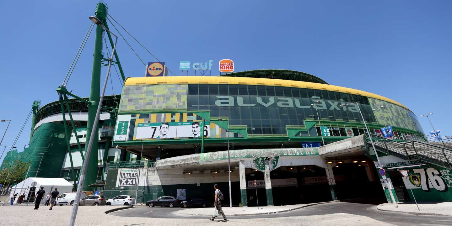 As doze salas de cinema NOS Alvaláxia, localizadas no complexo do estádio do Sporting, em Lisboa, fecharam sem anúncio prévio a 1 de janeiro