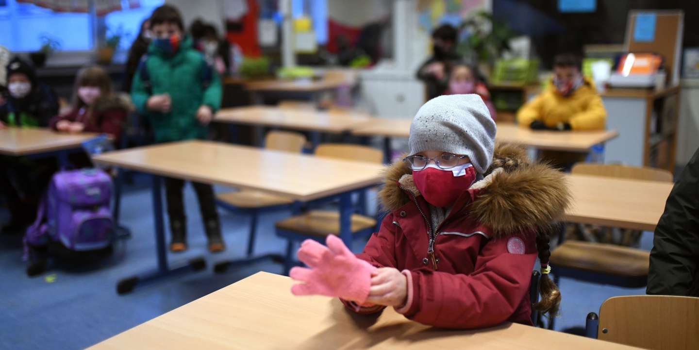 TOPSHOT-GERMANY-HEALTH-VIRUS-SCHOOL