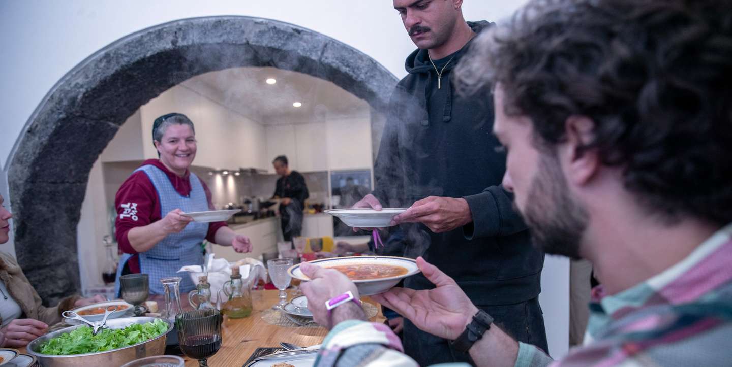 Carla Alberto serve sopa de peixe, o primeiro prato do menu que preparou no almoço que deu em casa a 9 de abril, segundo dia do festival Tremor