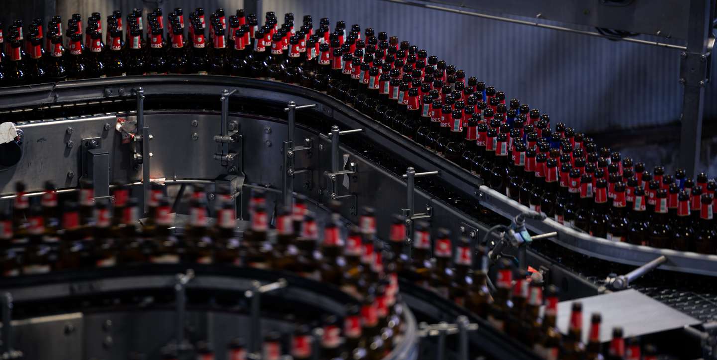 Nas linhas de enchimento da Central de Cervejas as garrafas também são rotuladas e encaixotadas