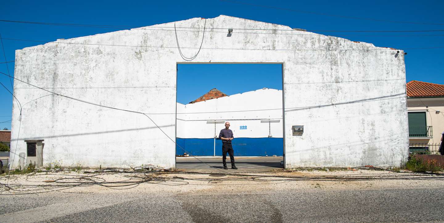 Do armazém onde Ricardo trabalhava depois do horário laboral só restam as paredes.