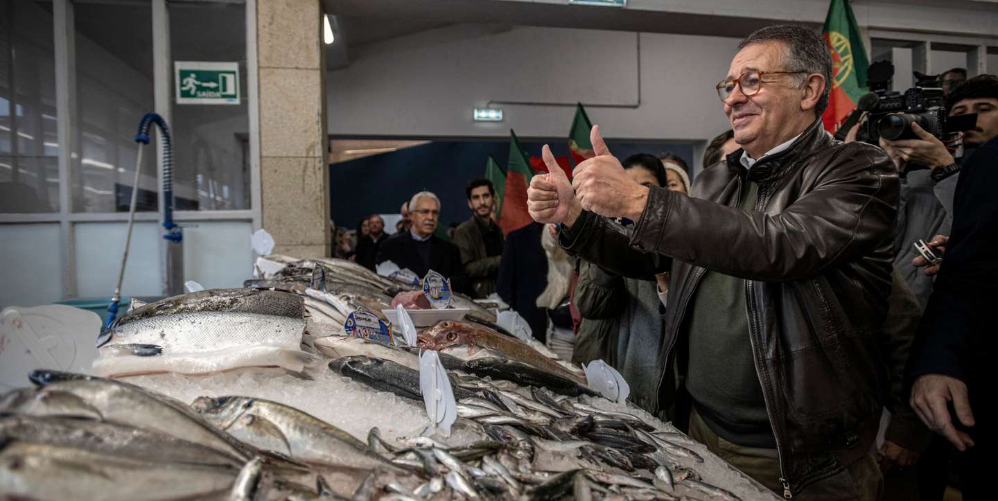 Candidato presidencial esta manhã numa visita ao mercado municipal de Braga