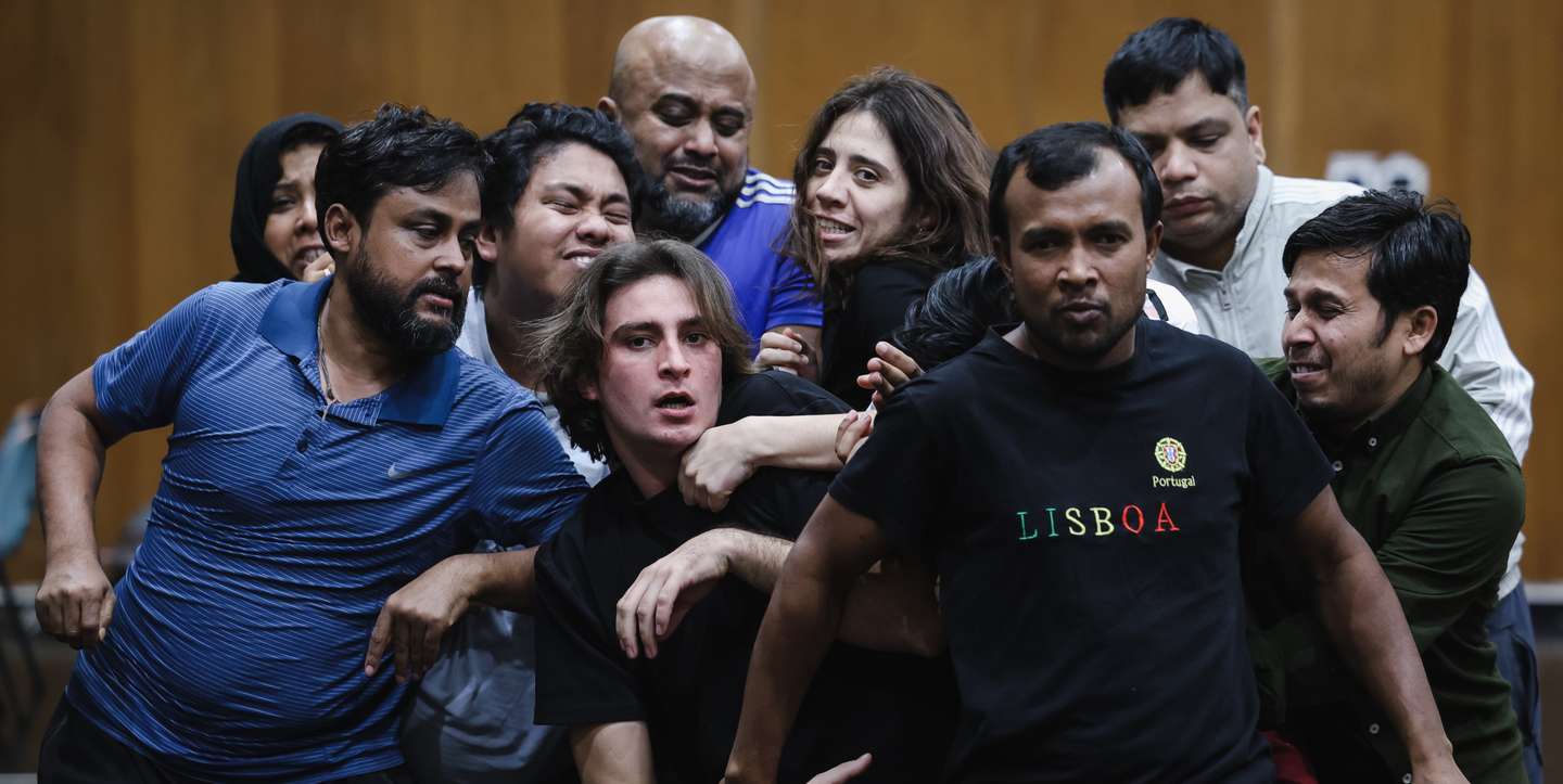 O espetáculo é interpretado em português, inglês e bengali