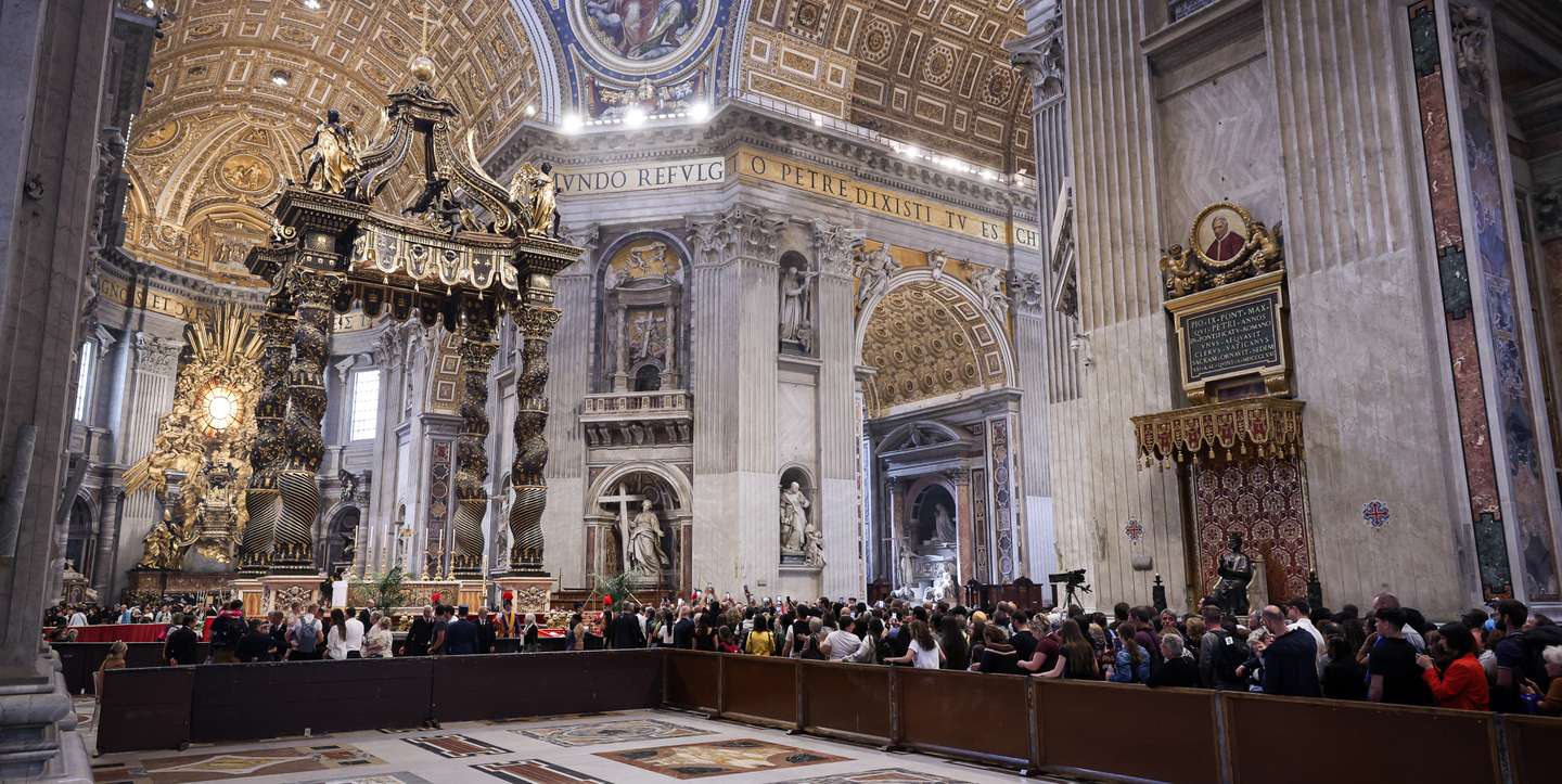 Milhares de pessoas estiveram na Basílica de São Pedro para prestar homenagem ao Papa Francisco