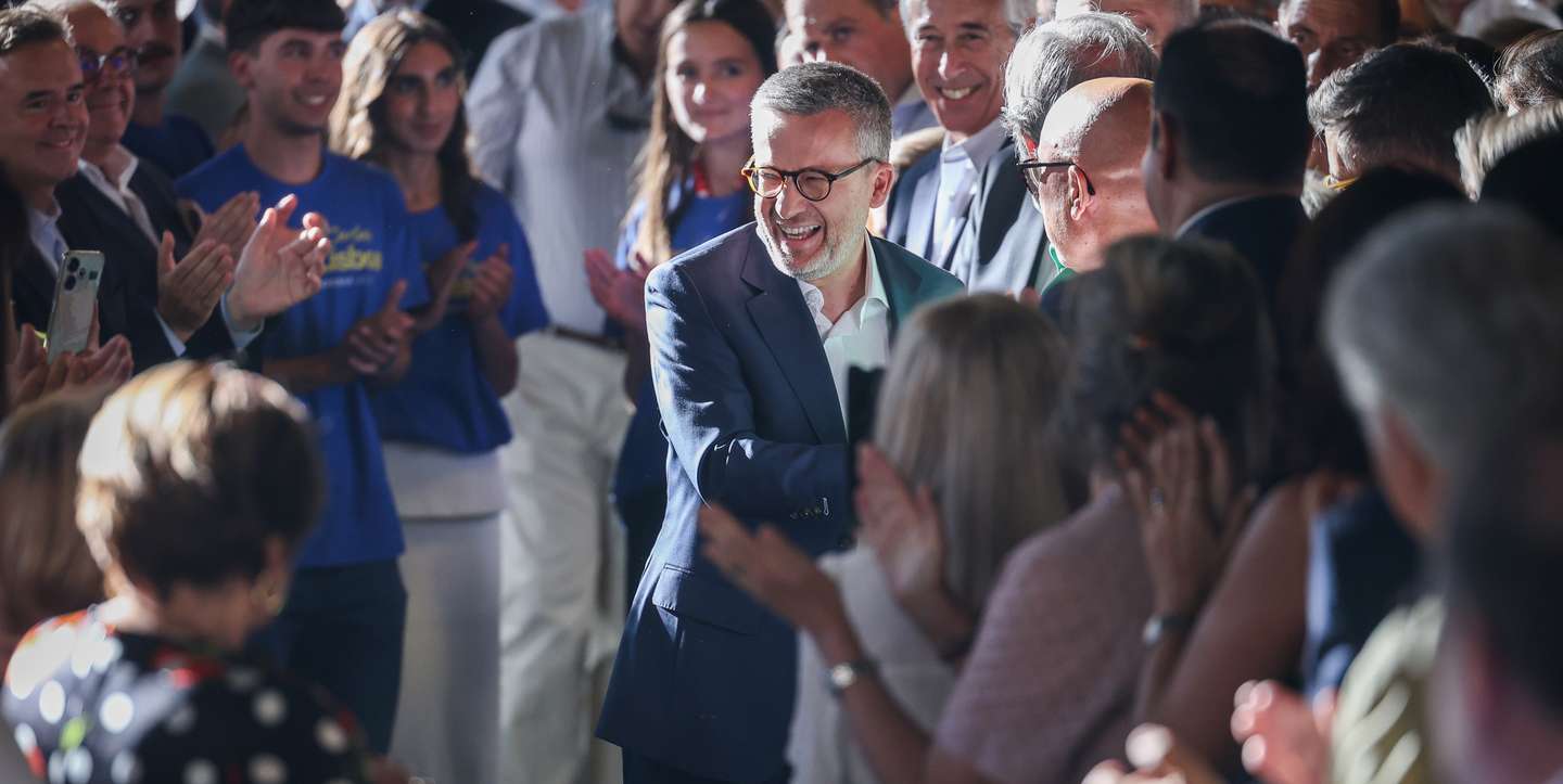 Carlos Moedas cumprimenta várias pessoas ao entrar na sala da apresentação da candidatura.