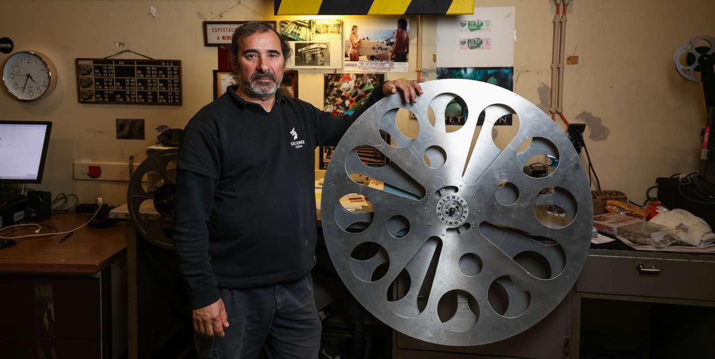 Com 59 anos, este projecionista que nasceu em Santa Comba Dão não consegue evitar o entusiasmo com que elabora sobre bocados de lembranças sem princípio, meio nem fim, que se colam umas nas outras e talvez roubem elementos narrativos umas das outras