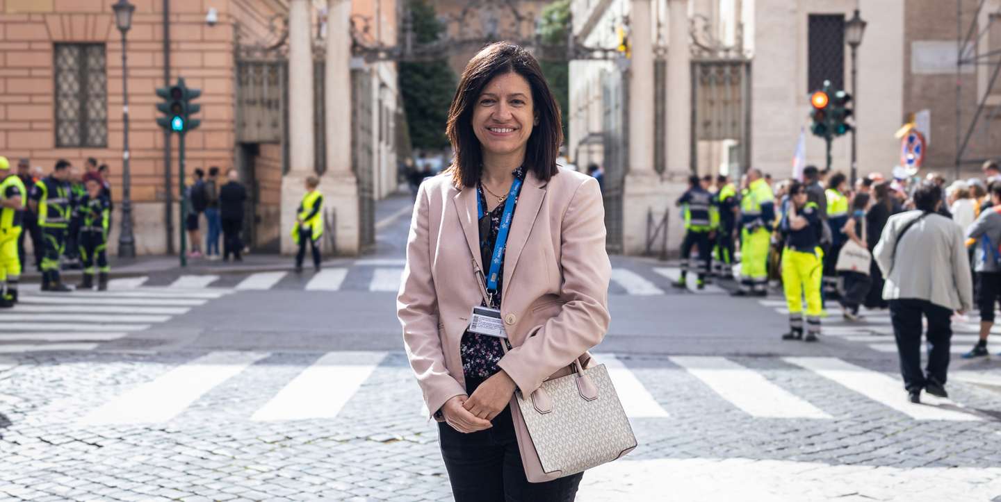 Bianca Fraccalvieri fotografada pelo Observador junto à Porta de Santa Ana, no Vaticano