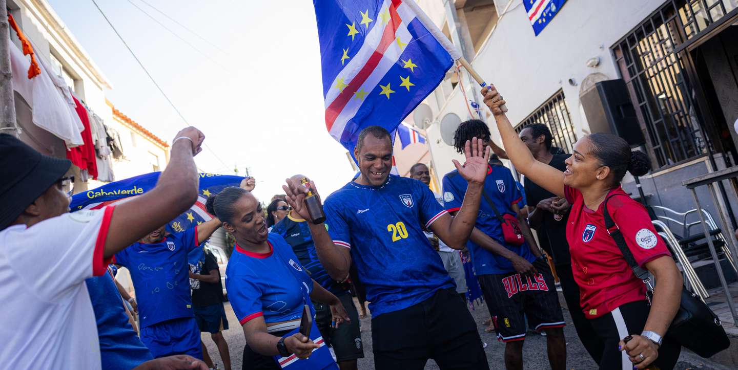 Dezenas e dezenas de pessoas festejaram nas ruas depois do empate de Cabo Verde contra Espanha