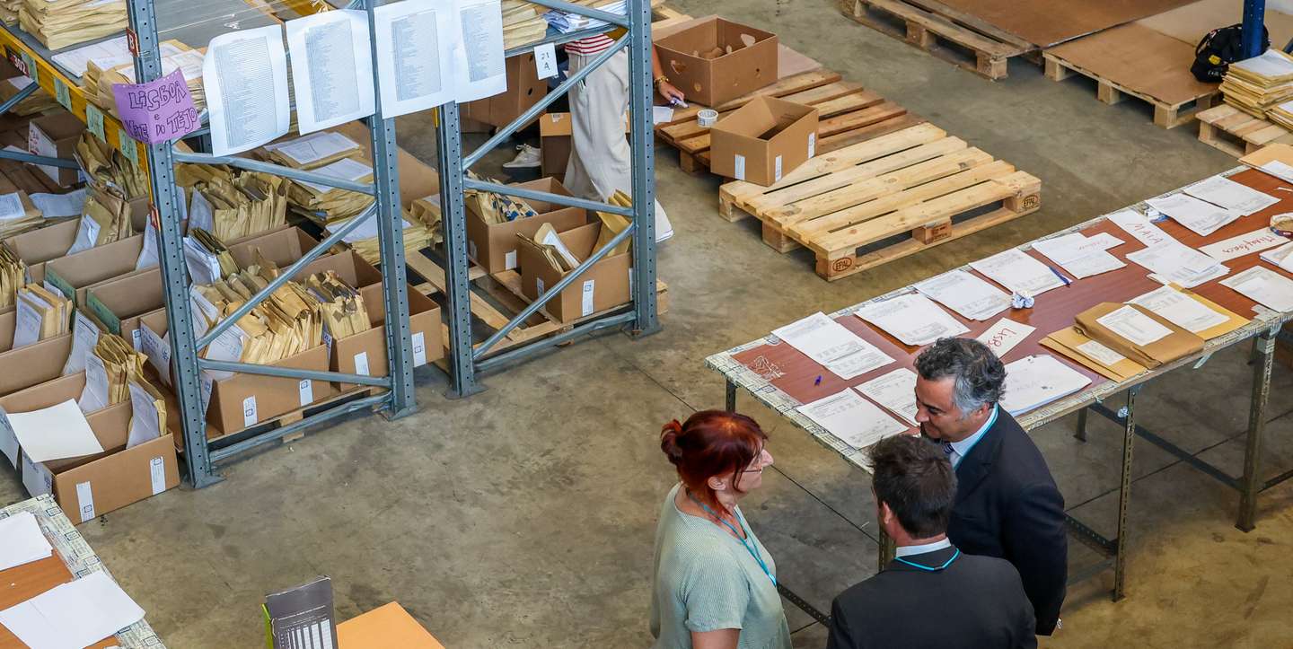 Ministro da Educação visita local de armazenagem de exames