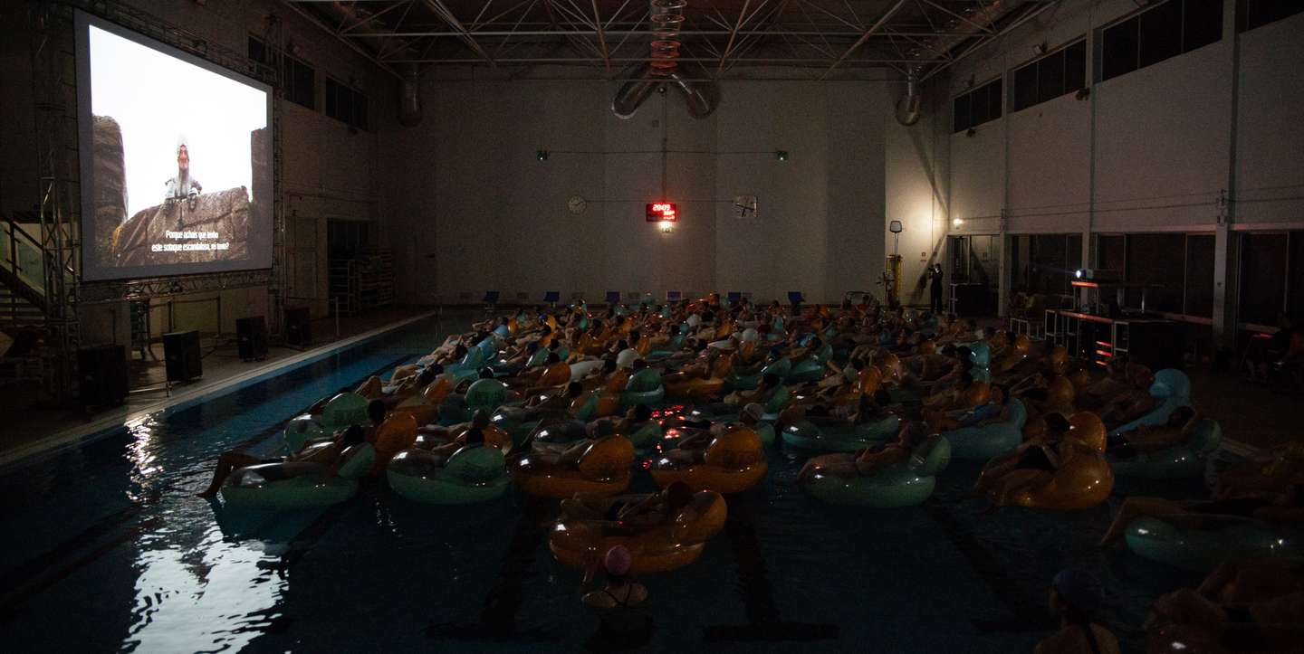 As sessões de "Cinema na Piscina" do festival IndieLisboa existem desde 2023 e acontecem anualmente na Piscina da Penha de França, em Lisboa