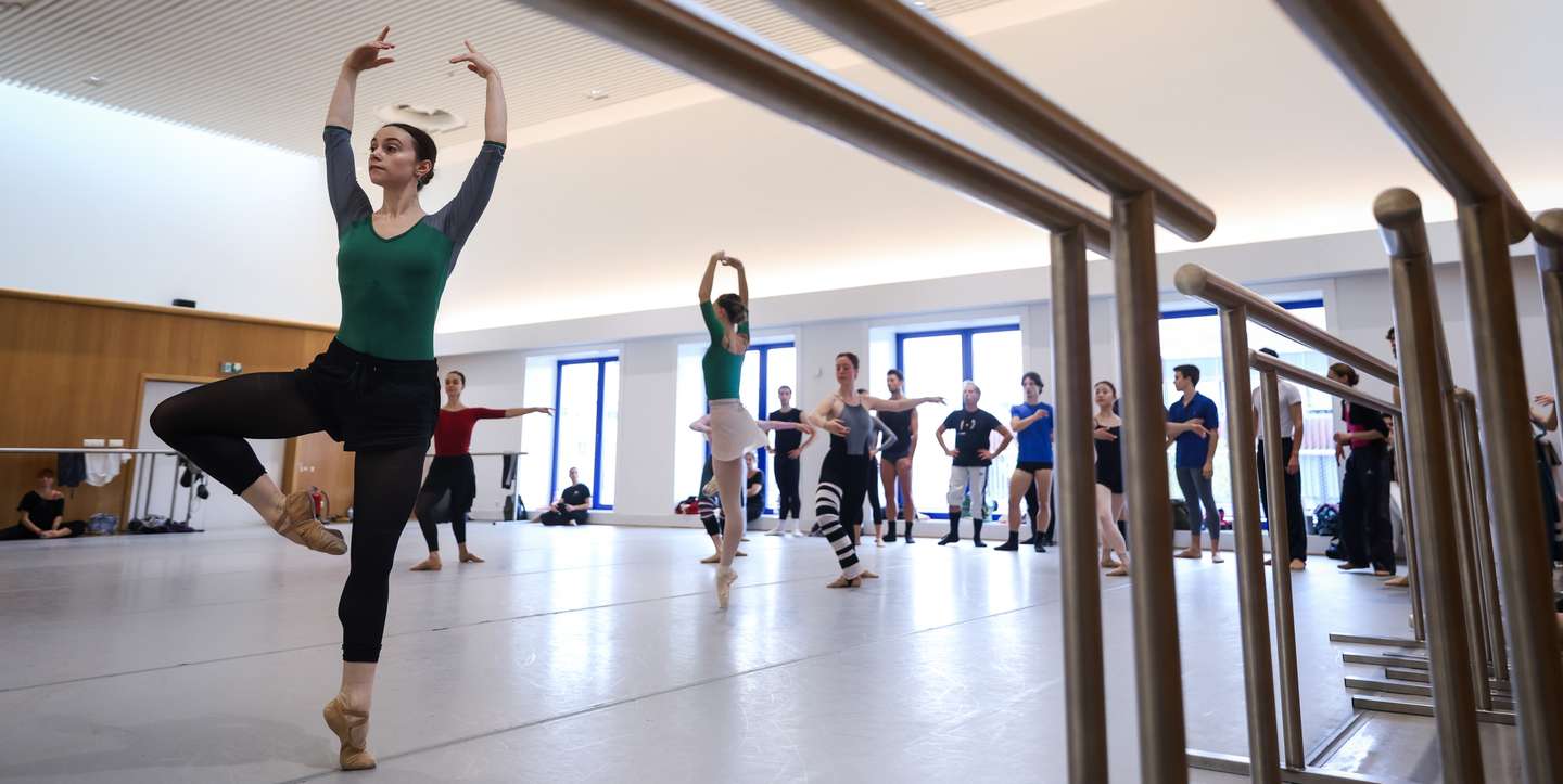 O Teatro Camões, em Lisboa, estava encerrado desde julho do ano passado. Nas últimas semanas, os bailarinos retornaram ao edifício, que reabre ao público a partir desta quinta-feira