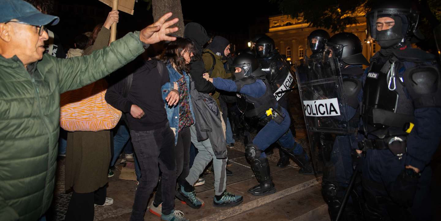 A polícia interveio cerca das 2h05, após mais de duas horas à espera de ordens. Houve detenções e cinco feridos registados até às 8h.