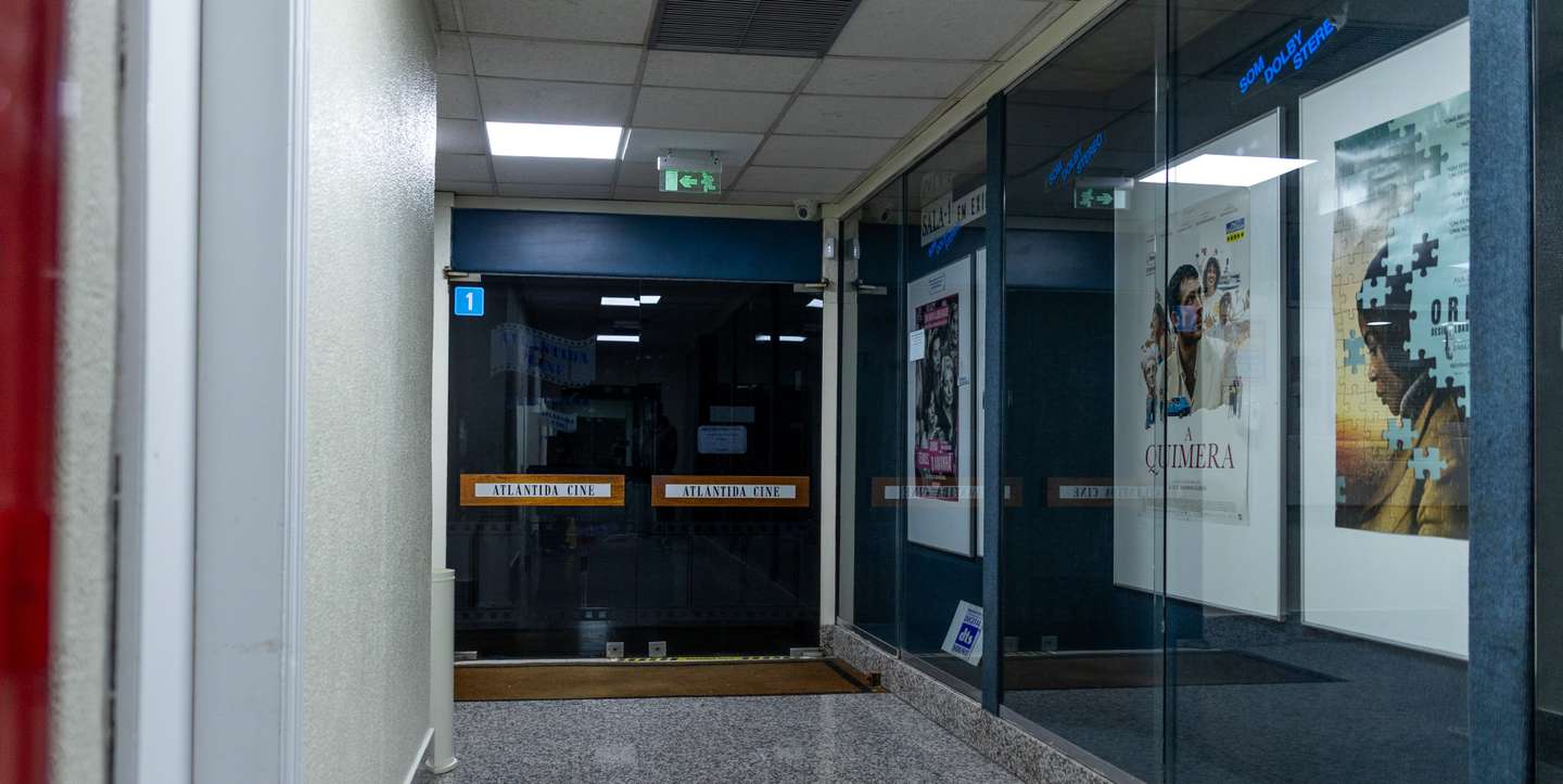 O cinema ocupa a cave do centro comercial de Carcavelos, em frente à estação de comboios da vila do concelho de Cascais