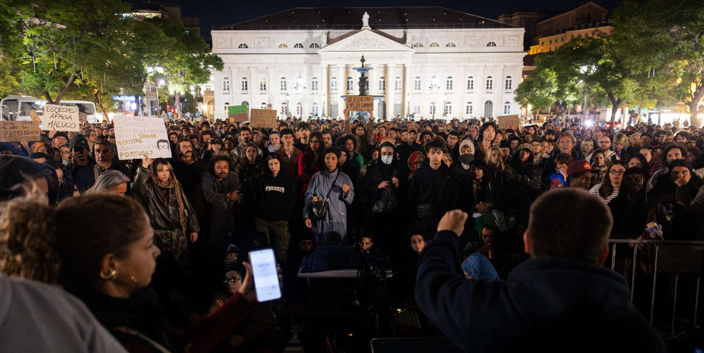 A assembleia popular tem sido um dos símbolos dos movimentos que têm ocupado a Praça D. Pedro IV, em Lisboa, e a Praça D. João I, no Porto