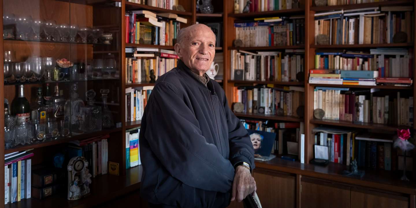 Quando começa a falar do que viveu, dos muitos artistas com quem trabalhou e de quem guarda preciosas memórias e artefactos, fotografias, livros autografados, ressuscita todo um mundo distante e quase esquecido