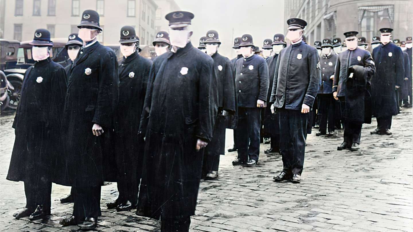 Durante a Gripe Espanhola, em 1918, foram adotadas medidas sanitárias semelhantes às de hoje, como o uso de máscara e a realização de atividades ao ar livre