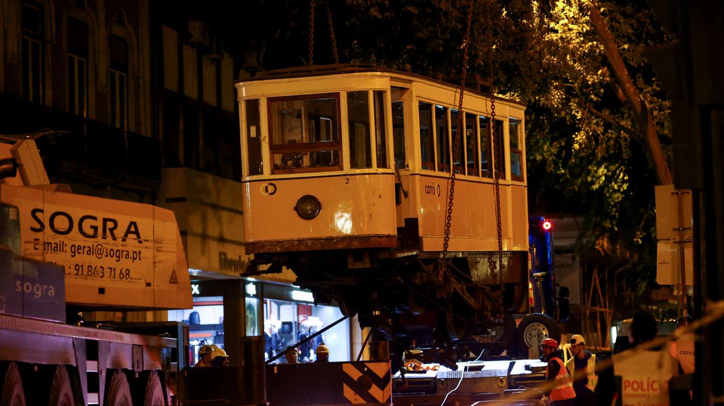Retirada da carruagem do elevador da Glória 5-09-2025