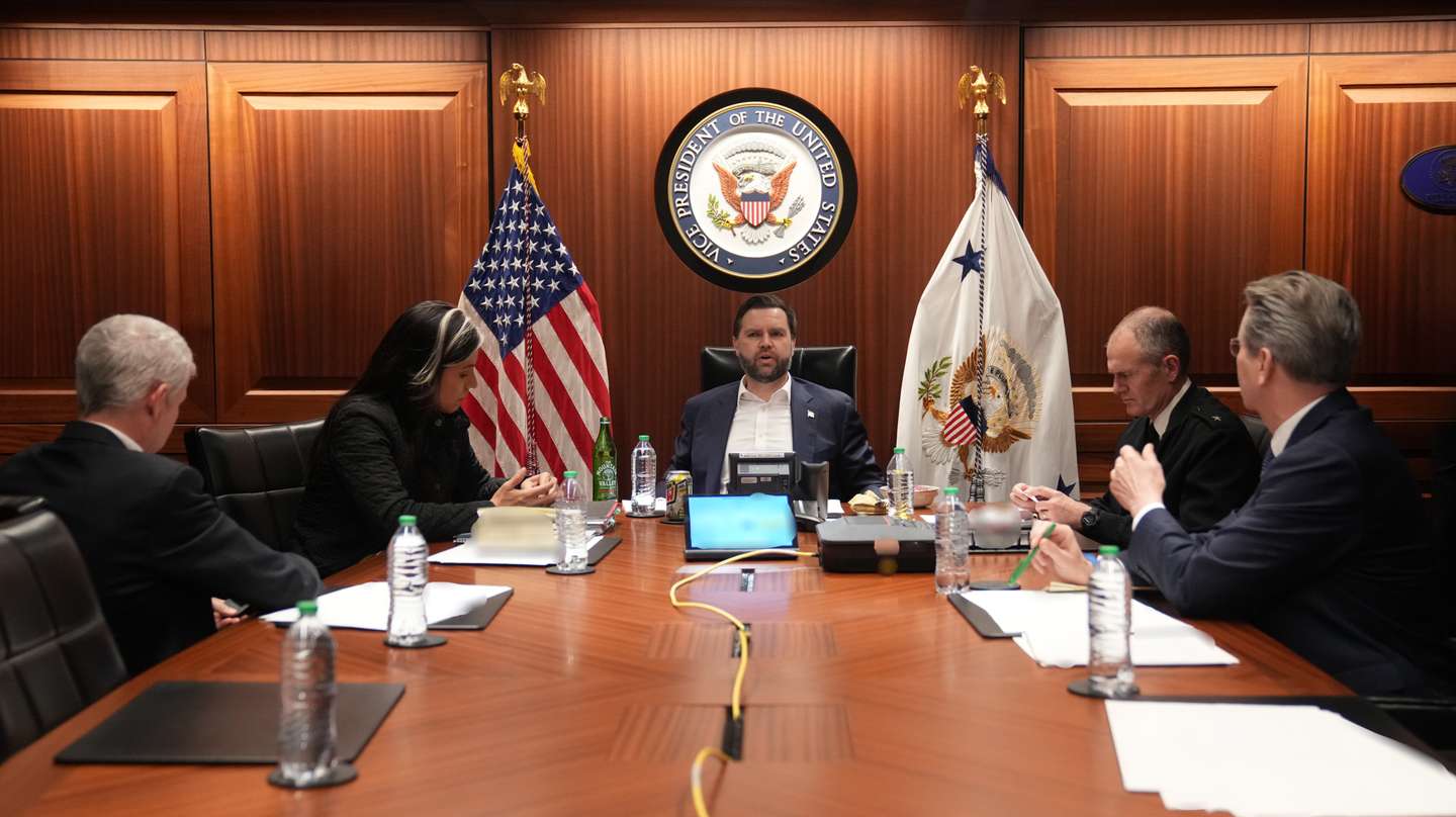JD Vance, Tulsi Gabbard e secretários norte-americanos reunidos na Situation Room no dia em que os EUA atacaram o Irão Washington, 28 de fevereiro de 2026