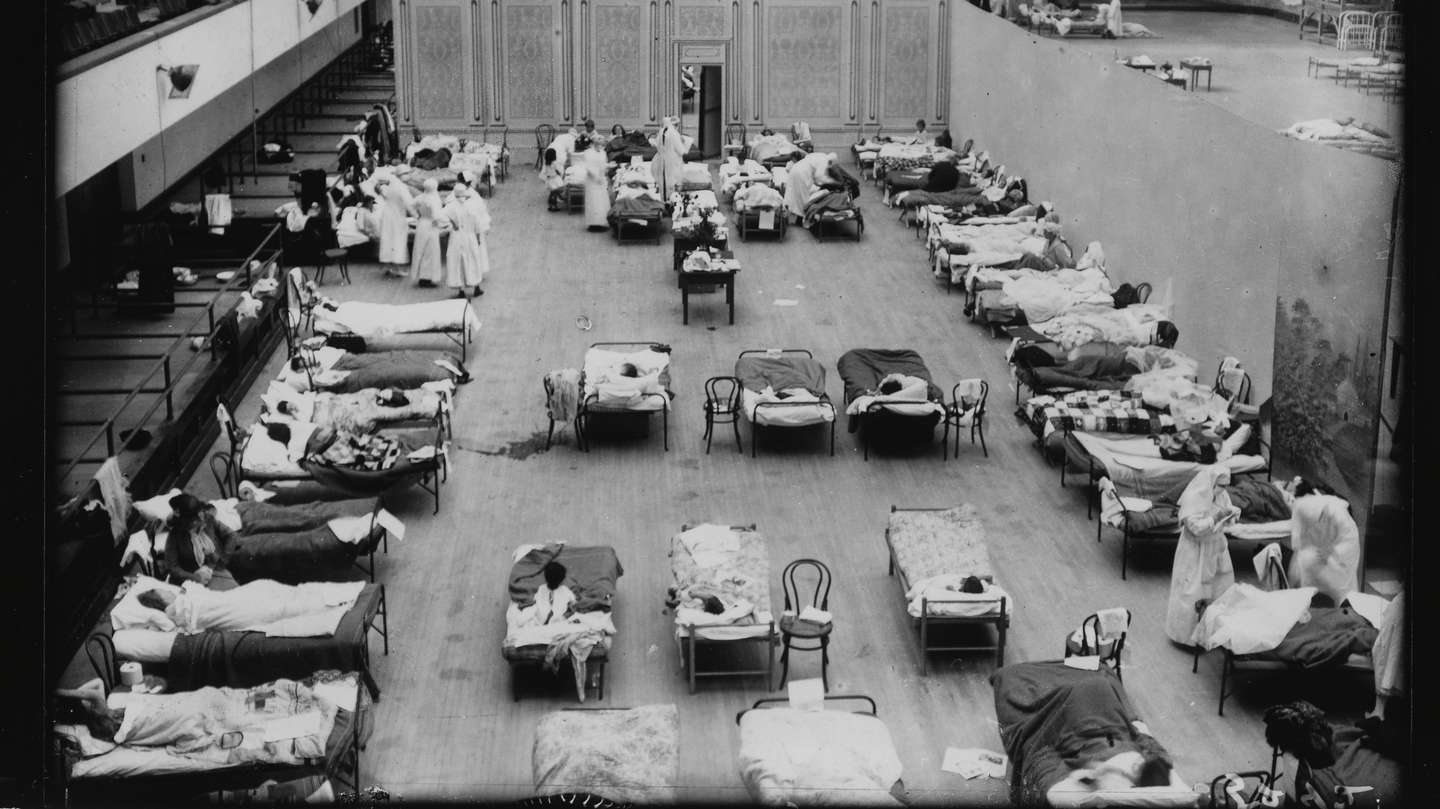 Durante a Gripe Espanhola, em 1918, foram adotadas medidas sanitárias semelhantes às de hoje, como o uso de máscara e a realização de atividades ao ar livre