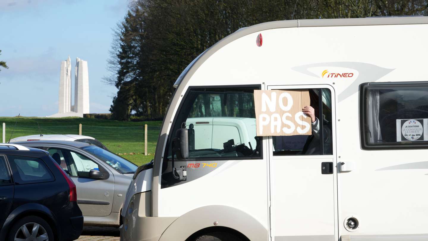 France's Motorists Inspired By Ottowa 'Freedom Convoy' Protest Defy Ban To Converge In Paris