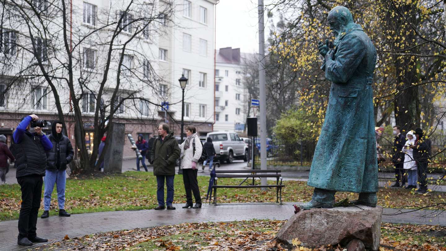Monument to Fyodor Dostoevsky unveiled in Kaliningrad on his 200th birthday