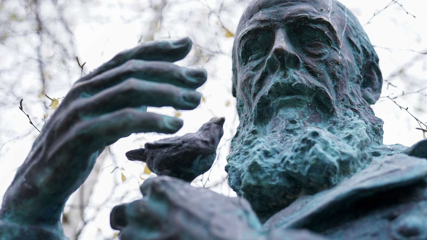 Monument to Fyodor Dostoevsky unveiled in Kaliningrad on his 200th birthday