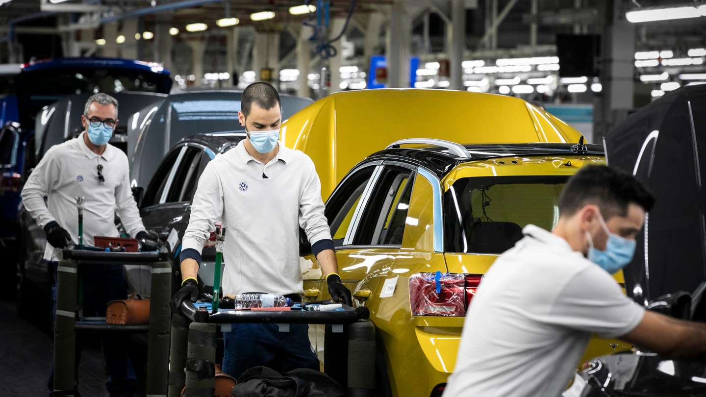 Volkswagen Autoeuropa Factory Reopens in Portugal