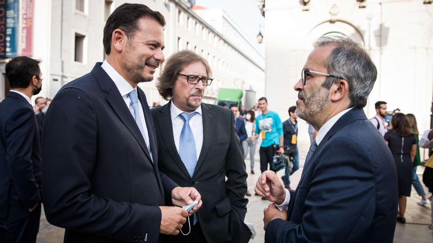 Tomada de posse do novo executivo da câmara municipal de Lisboa, liderado por Carlos Moedas, uma coligação entre os PSD e CDS. Na cerimónia estão presentes o presidente cessante Fernando Medina e Carlos Moedas, o novo presidente da câmara municipal de Lisboa. Cumprimento entre Luís Montenegro e Paulo Rangel. Lisboa, 18 de outubro de 2021. JOÃO PORFÍRIO/OBSERVADOR