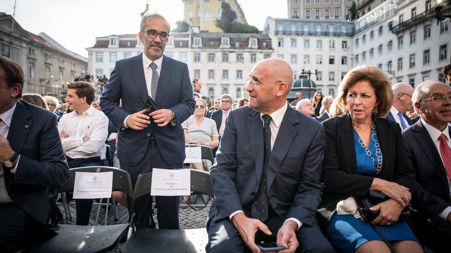 Tomada de posse do novo executivo da câmara municipal de Lisboa, liderado por Carlos Moedas, uma coligação entre os PSD e CDS. Na cerimónia estão presentes o presidente cessante Fernando Medina e Carlos Moedas, o novo presidente da câmara municipal de Lisboa. Cumprimento entre Paulo Rangel e Pedro Passos Coelho. Lisboa, 18 de outubro de 2021. JOÃO PORFÍRIO/OBSERVADOR