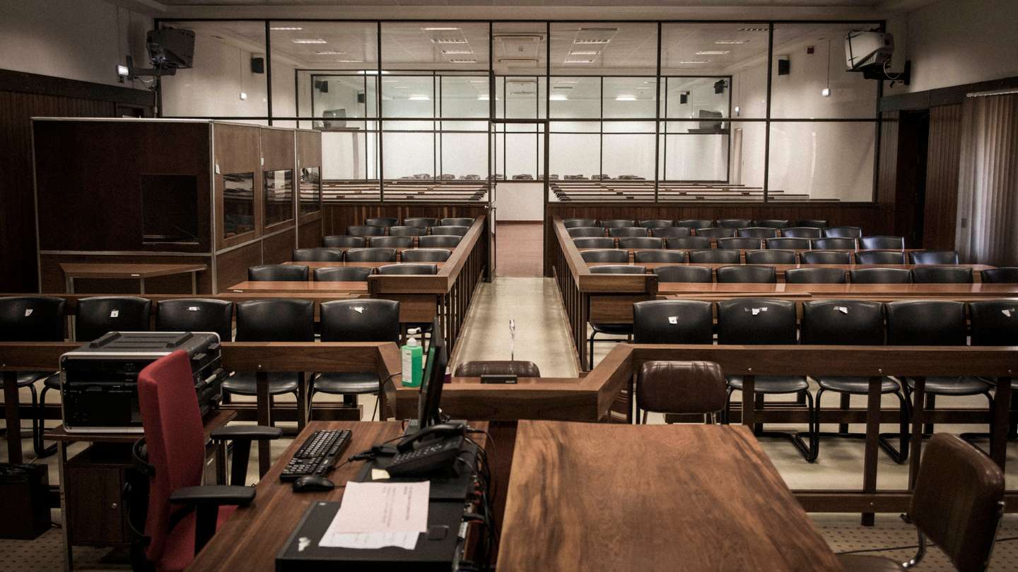 Entrevista a Francisco Amaro, no tribunal de Monsanto. Grande reportagem sobre as FP-25. Forças Populares 25 de Abril foram uma organização terrorista de extrema-esquerda que operou em Portugal entre 1980 e 1987. Parte significativa dos seus militantes procediam das antigas Brigadas Revolucionárias, organização portuguesa de extrema-esquerda criada no início dos anos 70 por dissidentes do PCP. JOÃO PORFÍRIO/OBSERVADOR