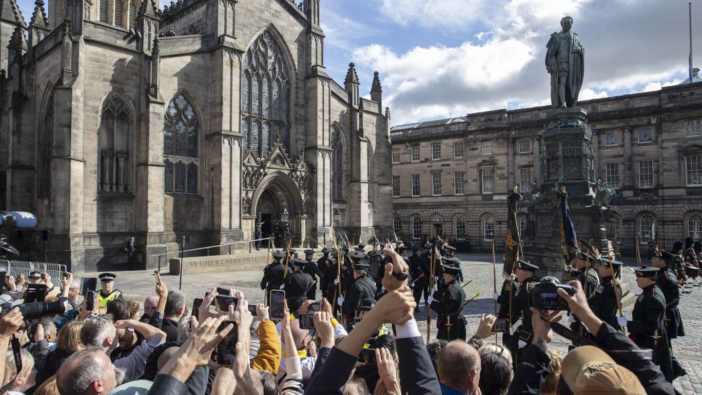 Queen Elizabeth IIâs coffin arrives at Scotland's St. Giles Cathedral