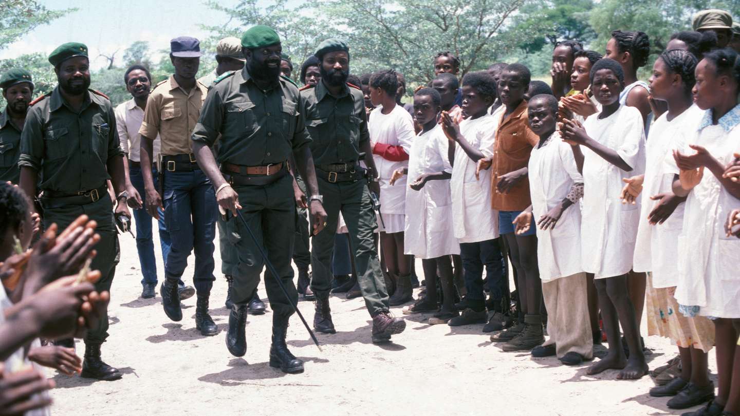Le leadeur indépendantiste Jonas Savimbi applaudit par la foule