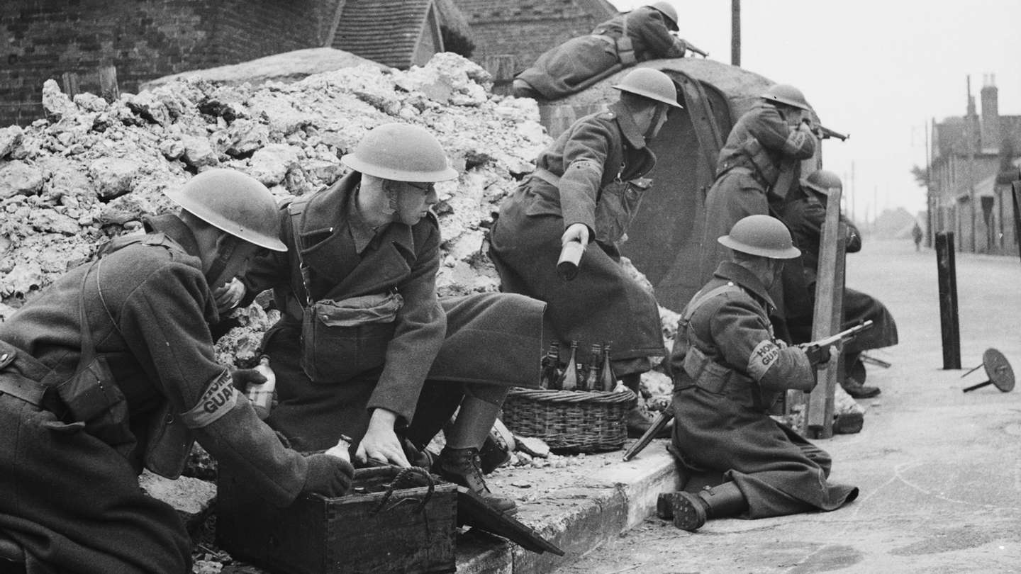 Elementos da Guarda Nacional utiliza cocktails Molotov durante um exercício no Reino Unido, em março de 1941