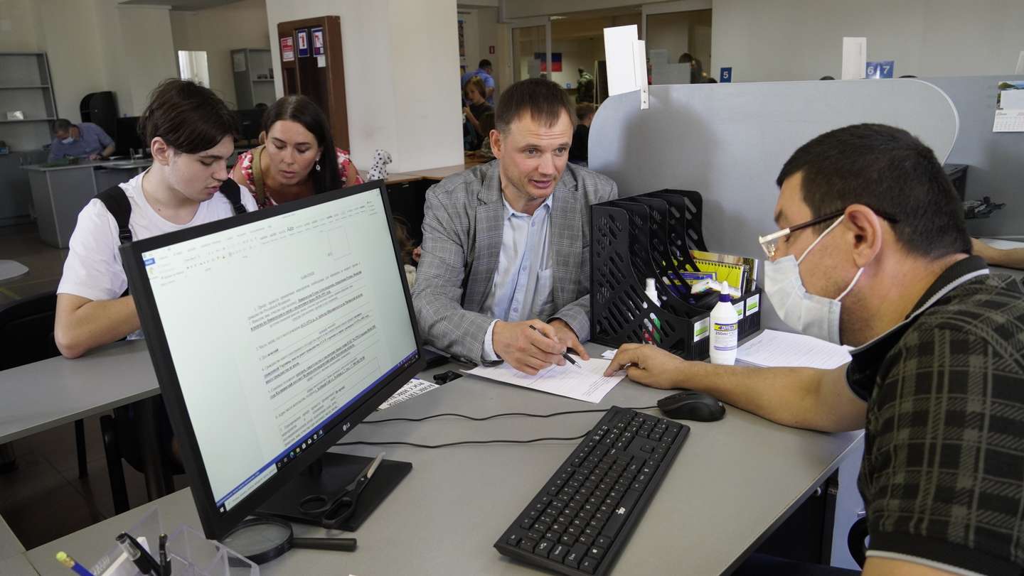Russia hands out passports in Ukraine cities Kherson and Melitopolâââââââ