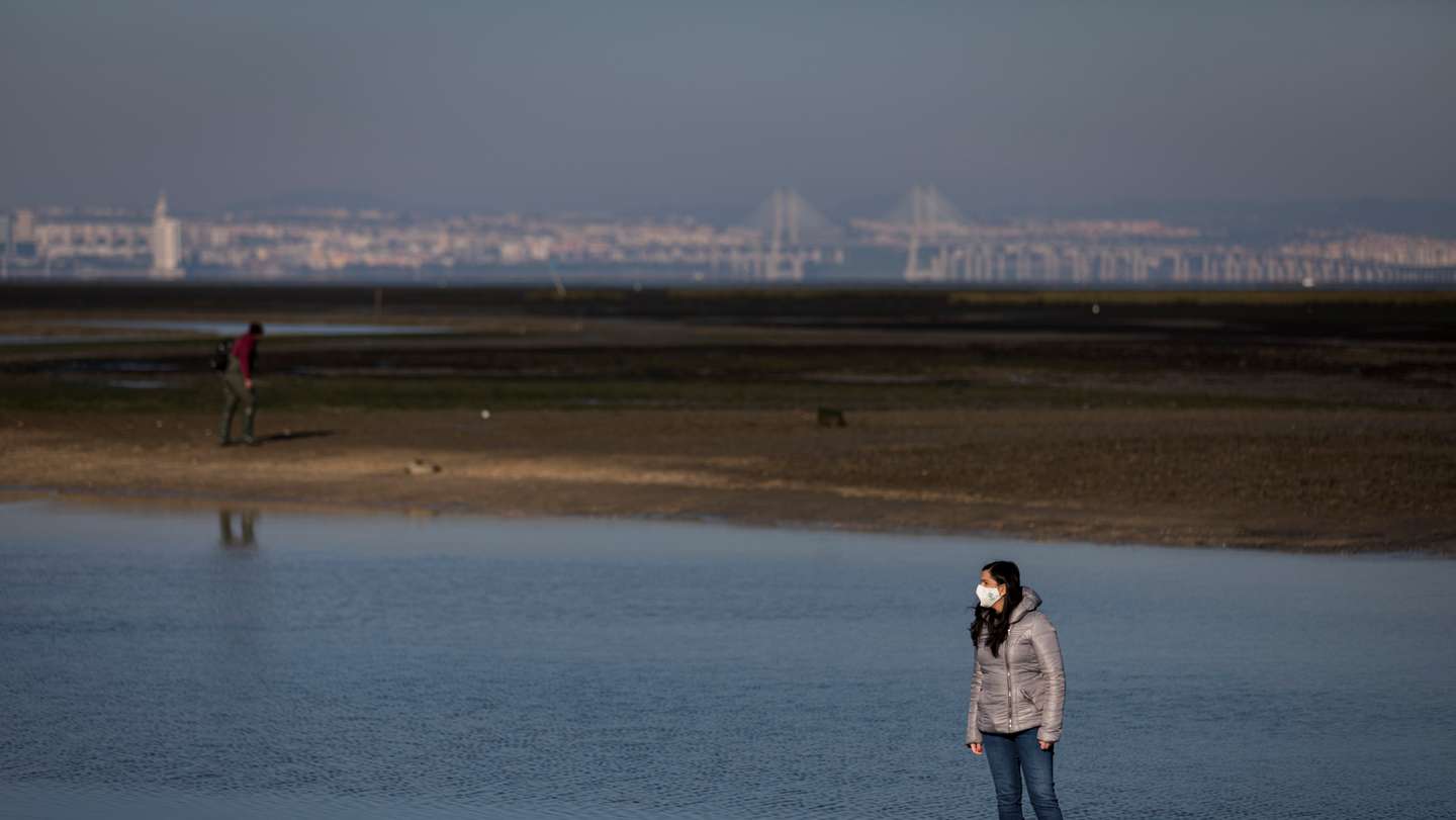 18 de Janeiro de 2022 - Portugal, Montijo - Base Aérea nº 6. Campanha Eleitoral Legislativas 2022. Inês Sousa Real (PAN) em ação de campanha na base aérea número 6, onde há a possibilidade de ser construído um novo aeroporto. FRANCISCO ROMÃO PEREIRA/OBSERVADOR