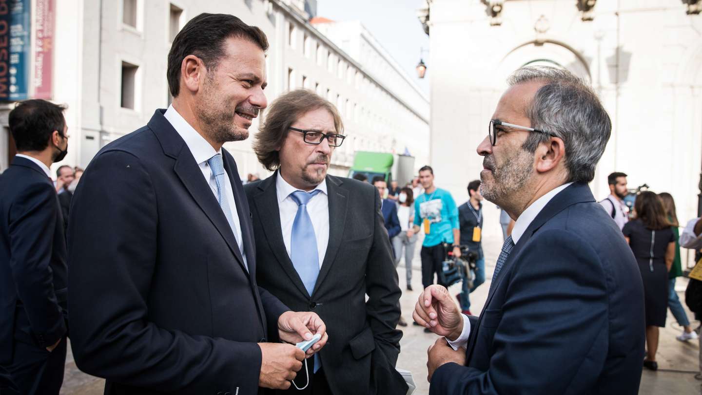 Tomada de posse do novo executivo da câmara municipal de Lisboa, liderado por Carlos Moedas, uma coligação entre os PSD e CDS. Na cerimónia estão presentes o presidente cessante Fernando Medina e Carlos Moedas, o novo presidente da câmara municipal de Lisboa. Cumprimento entre Luís Montenegro e Paulo Rangel. Lisboa, 18 de outubro de 2021. JOÃO PORFÍRIO/OBSERVADOR